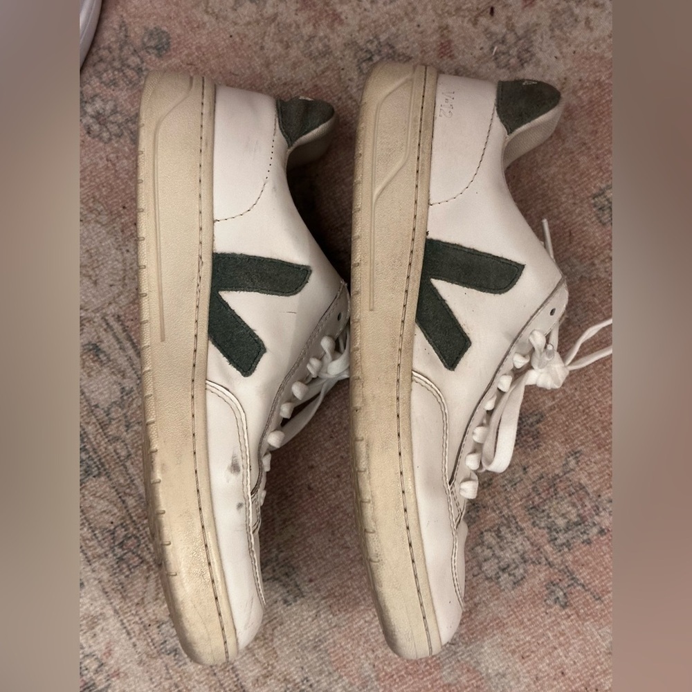 Veja White and olive green Sneakers Minimalist Design - Picture 7 of 7